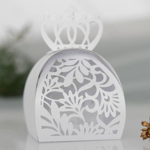 Détails du motif floral découpé au laser sur une boîte à bonbons blanche couronne