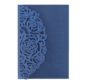Détails de roses découpées au laser sur carte d'invitation en papier perlé bleu marine
