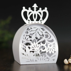 Détail du motif floral découpé au laser et de l'anse couronne sur boîte à bonbons blanche