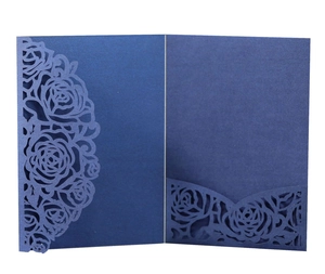 Pochette d'invitation rose découpée au laser bleu marine en papier nacré chic