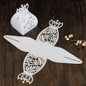 Boîte cadeau blanche en papier découpé au laser avec haut couronne et motif floral ajouré