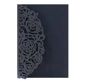 Détail de l'invitation de mariage noire avec motifs de roses découpés au laser précis