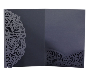 Détail d'invitation de mariage grise découpée au laser avec motifs floraux ajourés