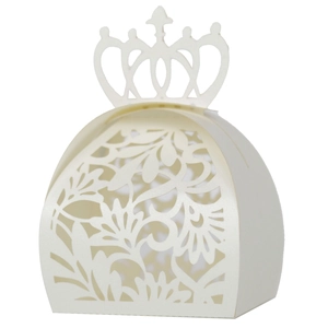 Détail d'une boîte à bonbons couronne découpée au laser en papier perlé crème au motif floral