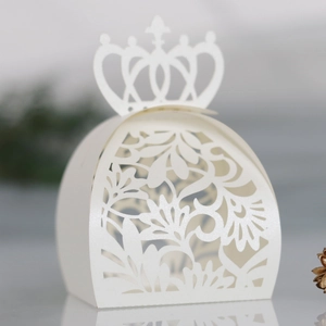 Détail d'une boîte à dragées découpée au laser avec couronne et motifs floraux nacrés