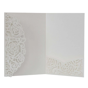 Détail de la découpe laser rose sur couverture d'invitation de mariage en papier perlé