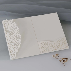 Détail de roses découpées au laser sur une invitation de mariage de couleur crème