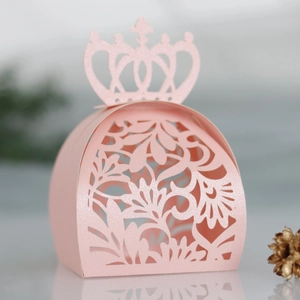 Détail de la boîte à bonbons rose découpée au laser avec couronne et motifs floraux