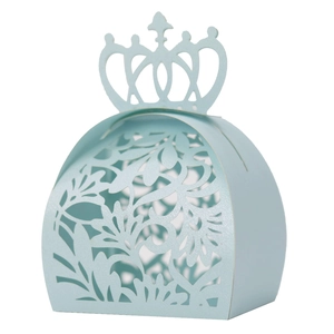 Boîte à bonbons bleu clair découpée au laser avec couronne et motif floral ajouré