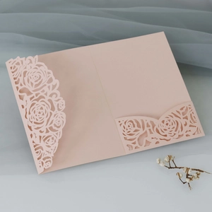 Détail du motif floral de rose découpé au laser sur papier cartonné nacré rose
