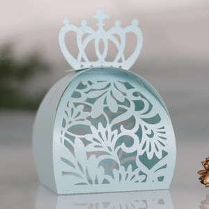 Vue détaillée d'une boîte à bonbons de mariage découpée au laser bleu clair avec couronne