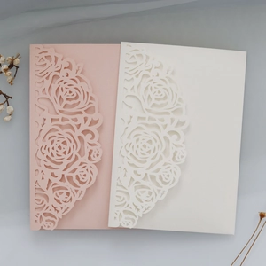 Vue détaillée de l'invitation de mariage découpée au laser avec motif de rose perlé