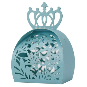 Boîte à dragées bleu clair découpée au laser avec poignée couronne et motif floral