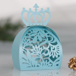Boîte à bonbons de mariage bleu clair découpée au laser avec un design élégant de couronne