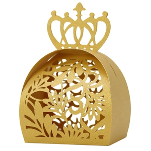 Détail de la boîte à bonbons couronne dorée avec motifs floraux découpés au laser