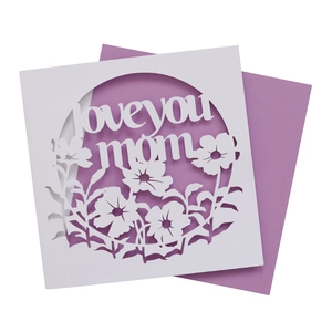 Carte fête des mères découpée au laser avec motif Love You Mom et enveloppe violette