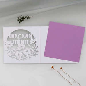 Détail de carte fête des mères découpée au laser avec texte et insert violet élégant