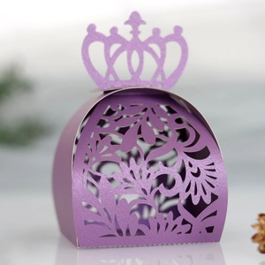Détail des motifs floraux découpés au laser sur boîte à bonbons violette nacrée