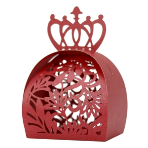 Détails de motifs floraux découpés au laser sur une boîte de mariage rouge à couronne
