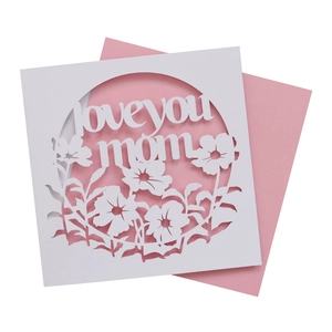 Détail de carte découpée au laser avec motifs floraux et gravure Love You Mom