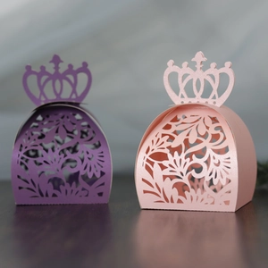 Vue détaillée de boîtes à dragées couronne découpées au laser en violet et rose évidé