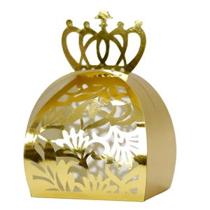 Boîte à bonbons de mariage en forme de couronne dorée avec découpe laser élégante