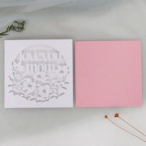 Carte de fête des mères découpée au laser avec insert rose et texte love you mom