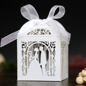 Laser Cut Wedding Favor Box Artificial Pearl Paper Hollow Groom Bride Candy Gift Boxes For Romantic Party Banquet Decoration