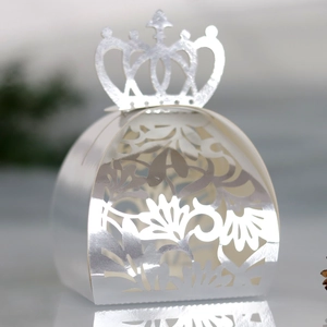 Détails de motifs floraux découpés au laser et sommet en couronne sur boîte de mariage