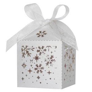 Boîte cadeau blanche découpée au laser avec flocon de neige et ruban pour Noël