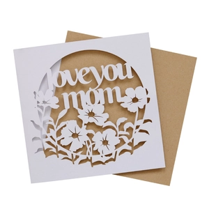 Carte de fête des mères découpée au laser avec texte love you mom et enveloppe kraft