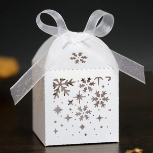 Boîte à bonbons blanche découpée au laser avec flocon de neige et ruban en satin