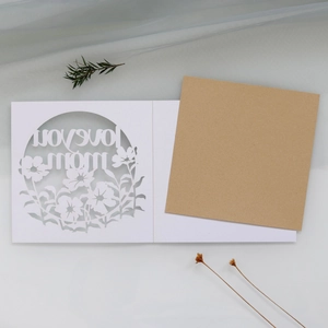 Détail de carte de vœux découpée au laser 'Love you mom' avec motifs floraux et kraft