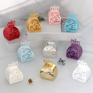 Boîtes à bonbons couronne découpées au laser en plusieurs couleurs avec motifs floraux