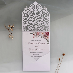 Detaillierte lasergeschnittene weiße Hochzeitseinladung mit elegantem Aquarell-Einlegeblatt