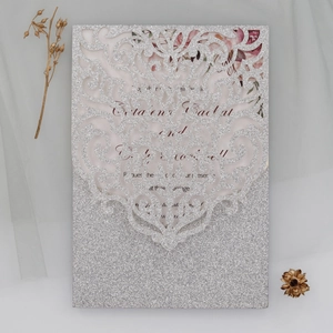 Détail de l'invitation découpée au laser avec paillettes argentées et motifs élégants