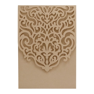 Elegante lasergeschnittene Hochzeitseinladung in Gold mit hohlem Blumenmuster