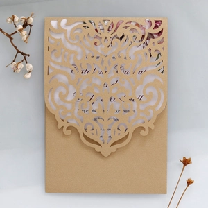 Detailansicht lasergeschnittene goldene Einladungskarte mit elegantem Blumen-Inlay