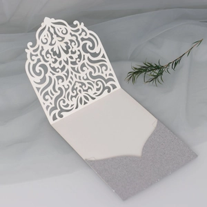 Motifs de vigne découpés au laser sur invitation blanche avec pochette argentée