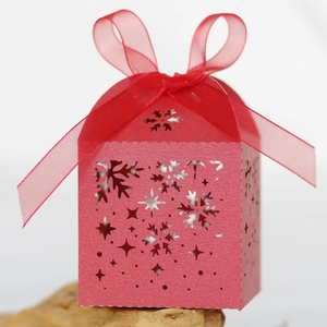 Gros plan de la boîte à bonbons rouge découpée au laser avec nœud pour Noël