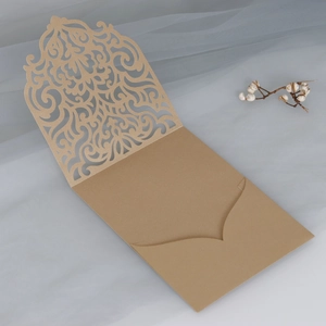 Detail einer lasergeschnittenen Hochzeitseinladung aus Kraftpapier mit Lochmustern