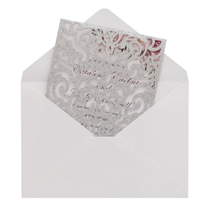Détail de l'invitation de baptême découpée au laser avec paillettes argentées et carte