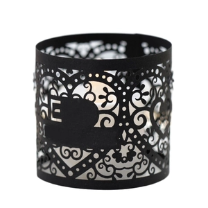Porte-bougie en métal noir avec motifs de cœur découpés au laser et la lettre E