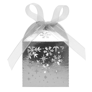 Détail de la boîte à bonbons argentée ajourée de flocons avec ruban en organza