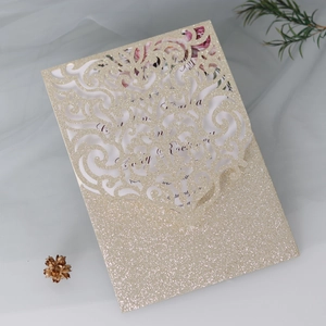 Détail de l'invitation découpée au laser en paillettes champagne avec carte florale