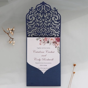 Detailansicht der lasergeschnittenen Rankenmuster auf der dunkelblauen Hochzeitseinladung
