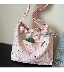 Détail de la poche zippée arrière du sac en nylon avec un téléphone portable