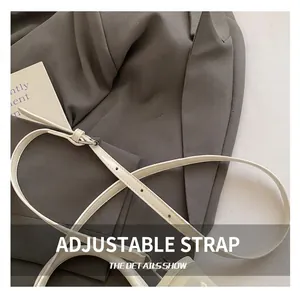 Détail de la bandoulière en cuir blanc réglable avec boucle argentée pour sac seau