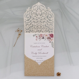 Détail de l'invitation de mariage découpée au laser avec insert fleuri et bord doré