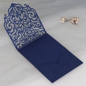 Laserschnitt-Muster auf dunkelblauer Einladungskarte mit elegantem floralem Hohlraum-Design